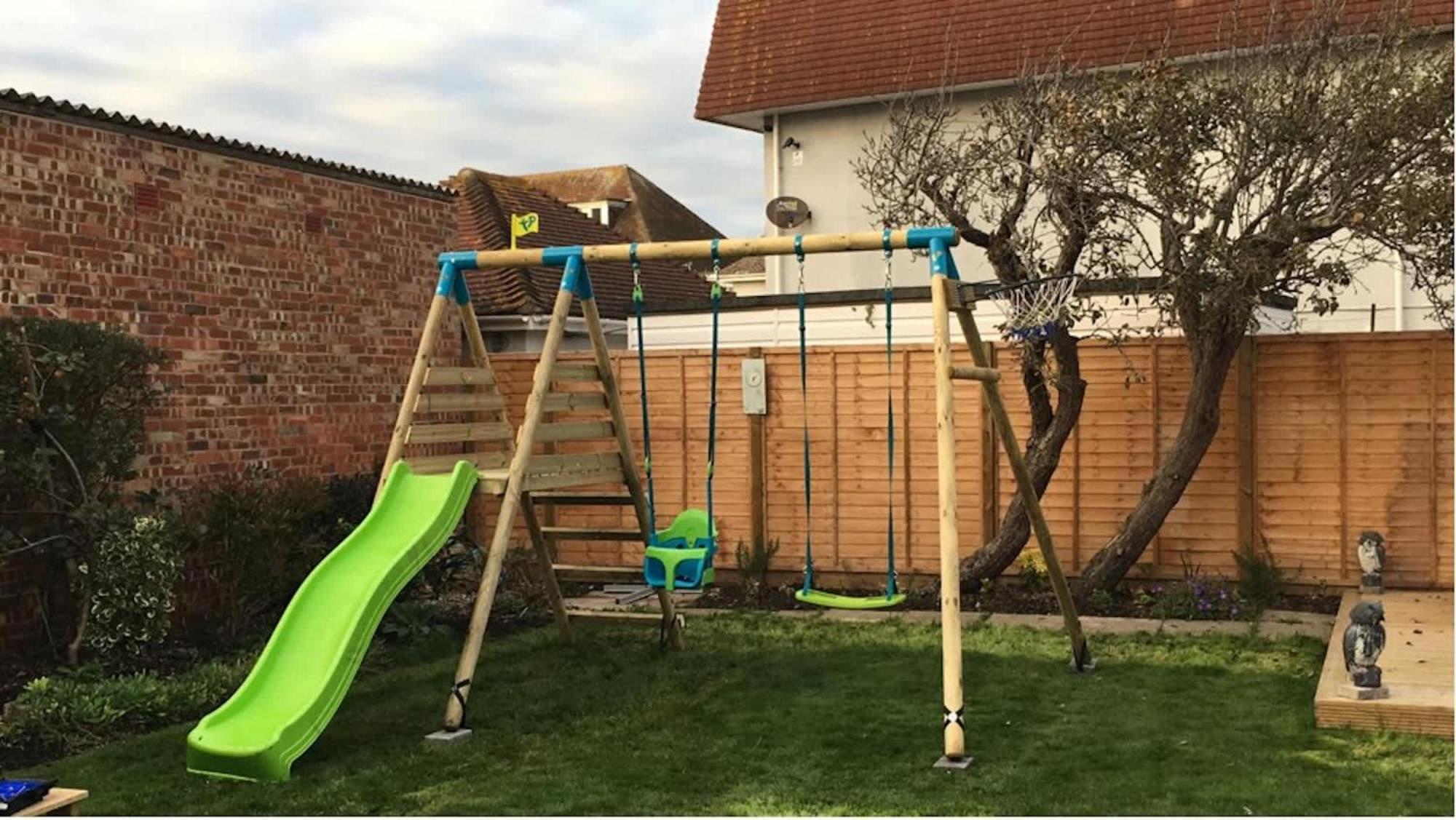 Absolute Beachfront With Decked Garden Oasis And Views Bognor Regis