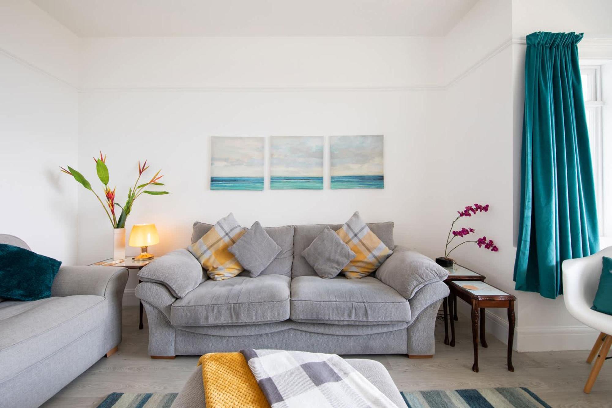Absolute Beachfront With Decked Garden Oasis And Views *