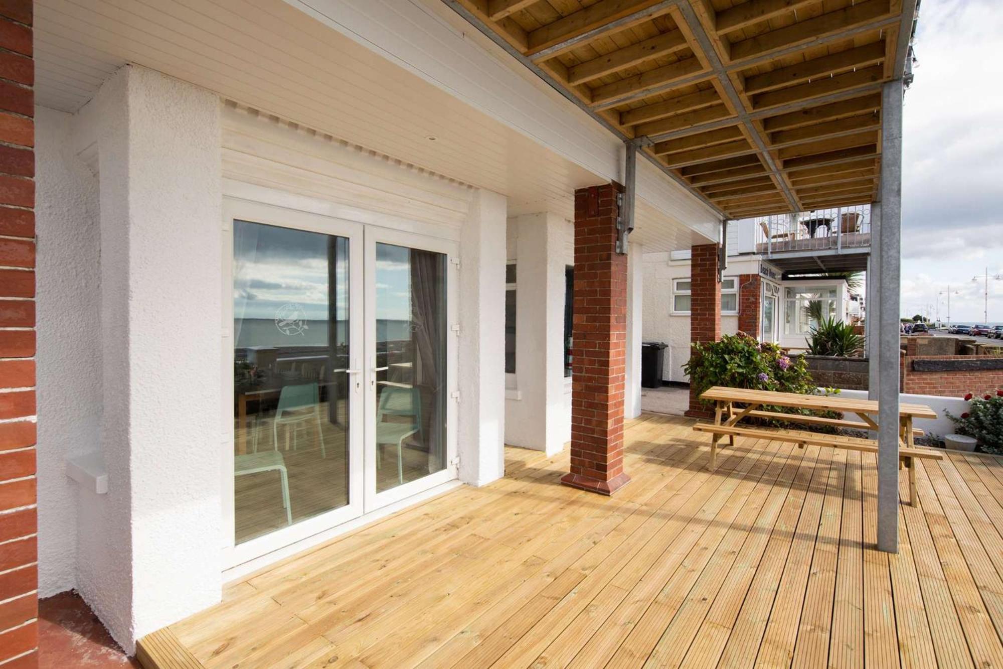 Absolute Beachfront With Decked Garden Oasis And Views *