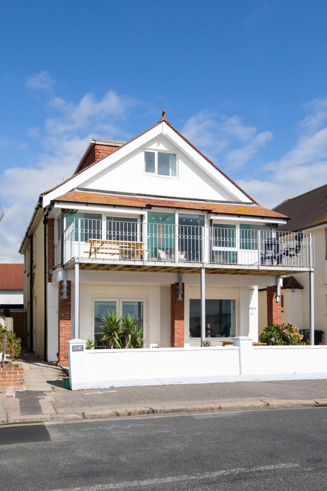 Absolute Beachfront With Decked Garden Oasis And Views Apartment *